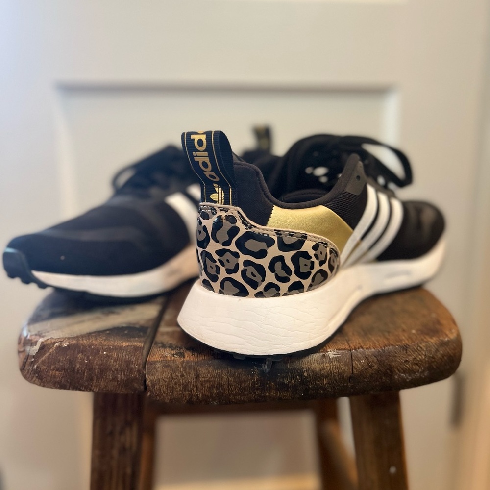 Adidas cheetah print gold trendy size 8 1/2 - 9 womens vintage style throw back